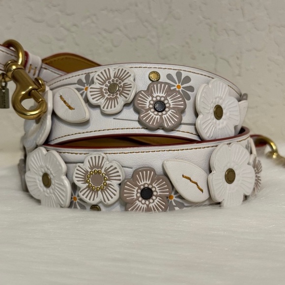 Coach Novelty Strap With Tea Rose And Tooling - Picture 3 of 10